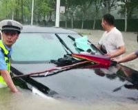 Наводнение в Китае: пассажиры в поезде застряли в воде по пояс