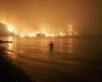 Пламя пронеслось по пригородам Афин на пятый день лесных пожаров в Греции