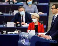 Премьер-министр Польши обвинил ЕС в шантаже на фоне эскалации спора по поводу верховенства закона