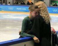 Фигуристка Камила Валиева расплакалась на плече у тренера Этери Тутберидзе