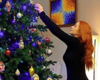 Беременная Лена Катина опубликовала фото у елки с округлившимся животиком