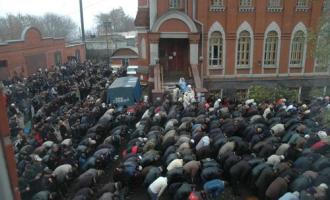 Мусульмане оккупировали целый питерский двор ради праздника Ураза-байрам (видео)