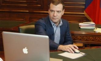 Дмитрий Медведев получил в подарок от пользователей ВКонтакте новый мозг