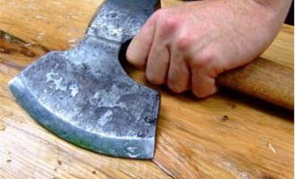 Двое жителей города Волжский набросились на полицейских с ножом и топором