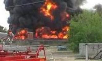 На резервуаре с нефтью в Ангарске прогремело 2 взрыва: пожар бушует с новой силой