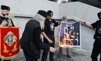 Верующие активисты собрались возле храма Христа Спасителя и сожгли портрет Мадонны