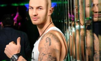 Рэпер Джиган получил травму, упав со сцены в толпу фанатов