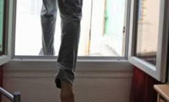 В Брянске 17-летняя девушка выпрыгнула из окна на 15-м этаже