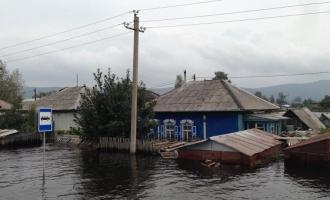 В затопленном Комсомольске дельцы наживаются на лодочных перевозках