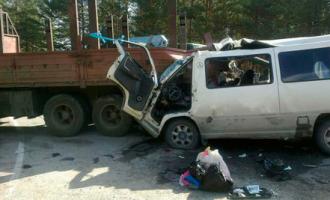 В Бурятии КамАЗ смял пассажирский микроавтобус, шесть человек погибли