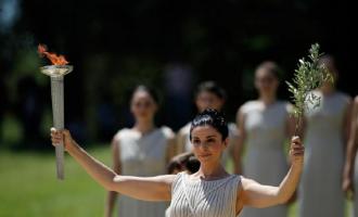 У храма богини Геры запылал огонь зимних Олимпийских игр - 2014