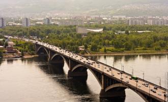 В Красноярске виновник ДТП, скрываясь от полиции, прыгнул в Енисей с моста