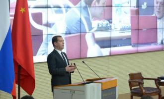 Дмитрий Медведев, удостоившись в Китае звания почетного профессора, пообещал прочитать лекцию китайским студентам