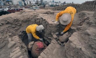 Перуанские археологи нашли в нетронутой тысячелетней гробнице две мумии