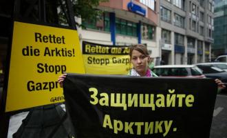 На Эйфелевой башне протестовали против ареста активистов Greenpeace