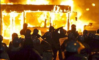 В Индии после столкновения с бензовозом сгорел туристический автобус - 44 погибших