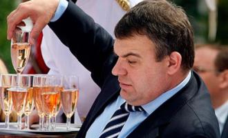 Анатолий Сердюков и Елена Мизулина примерили «Серебряную калошу»