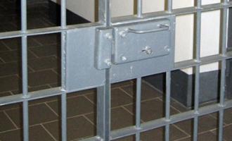 В Междуреченске задержанный повесился в камере отдела полиции на петле из одежды