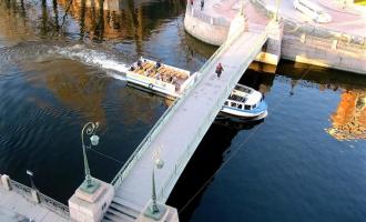 В Архангельске ВАЗ слетел в реку с разводного моста