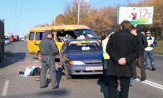 В Омске молодая девушка на Hyundai задавила пешехода и протаранила «маршрутку»