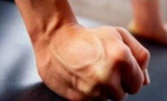 В Тыве пятеро посетителей кафе избили бутылками следователя