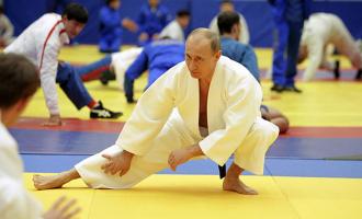 Владимир Путин неожиданно стал обладателем почетного пояса 9-го дана по тхэквондо