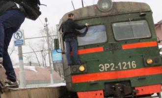 На северо-западе Москвы электричка сбила пятерых молодых людей - четверо погибли