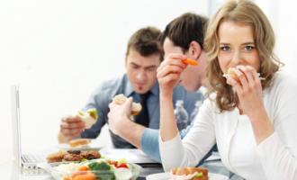 Диетологи: эффективность похудения зависит от времени обеда