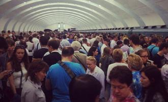 Пьяный пассажир парализовал движение на серой ветке метро