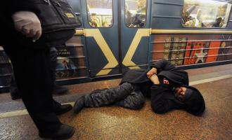 В московском метро мигранта избили и вышвырнули с поезда из-за грязной одежды