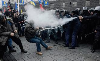 В Киеве продолжается противостояние митингующих с милицией