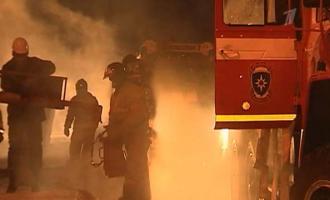 В Москве полностью выгорел гаражный комплекс: двое пожарных погибли