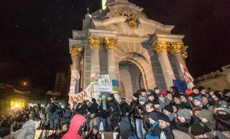 Митингующие прогнали милицию и прорвались на Майдан Независимости в Киеве