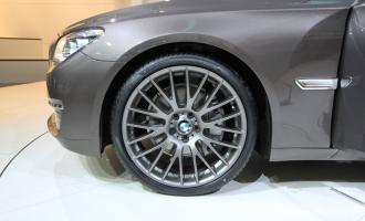 В Москве водитель BMW насмерть сбил женщину и протаранил пять машин