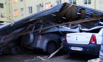В Кемерово крыша отдела полиции рухнула на стоянку машин