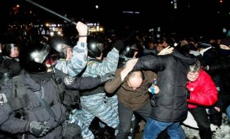 Видео, где спецназовцы избивают мирных протестующих в Киеве, взорвало Сеть