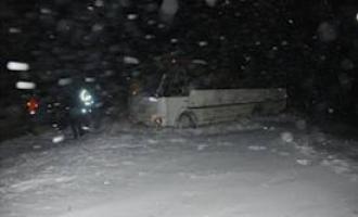 В Бурятии снежные заносы на трассе парализовали движение 20 автомобилей