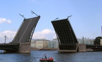 В Петербурге из Невы достали машину, сорвавшуюся с моста в середине ноября