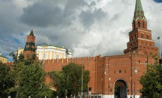 Неадекватный водитель иномарки пытался прорваться в Кремль