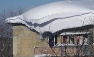 В Костроме упавший с крыши снег убил дворничиху