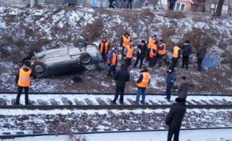 Во Владивостоке иномарка скатилась на рельсы перед аэроэкспрессом