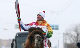В Челябинске олимпийский факел возили на верблюде