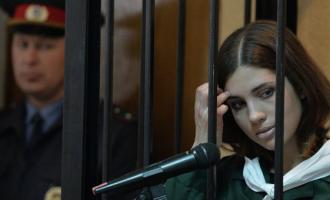 Участнице Pussy Riot Надежде Толоконниковой вручили документы на амнистию