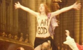Полуобнаженная участница Femen сорвала праздничную мессу в Кельнском соборе