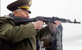 Попрощаться с Михаилом Калашниковым собралось более двух тысяч человек