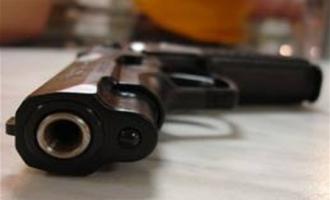 В Красноярске охранник застрелил в магазине грабителя