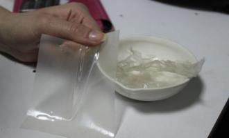 Ученые из Астрахани изобрели съедобную упаковку для продуктов