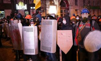 Несмотря на водометы и сильный мороз, протестующие удержали правительственный квартал в Киеве