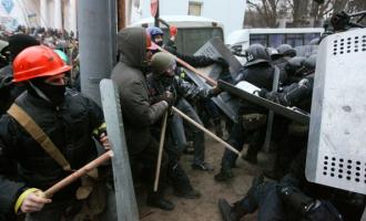 Лидеры оппозиционных партий Украины снабжают манифестантов холодным оружием
