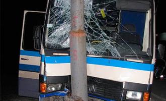 Маршрутка протаранила фонарный столб на севере Москвы: есть пострадавшие